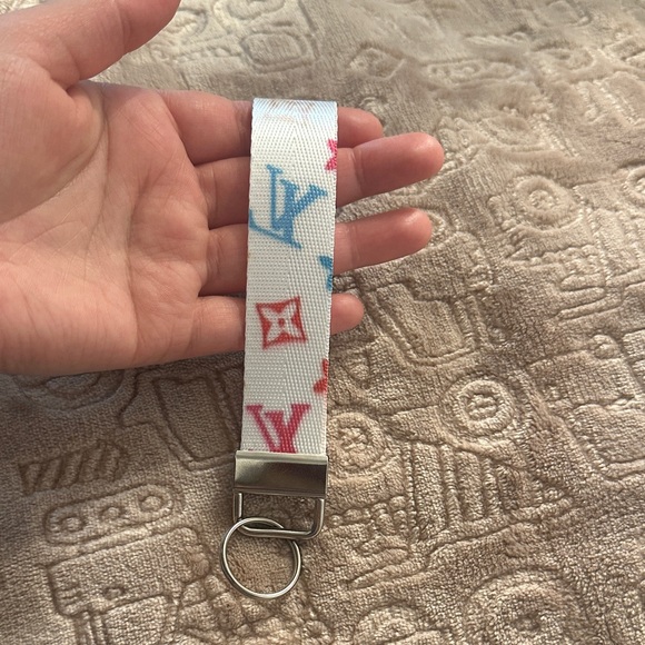 🆕 White and Multicolor Keychain - Picture 4 of 4